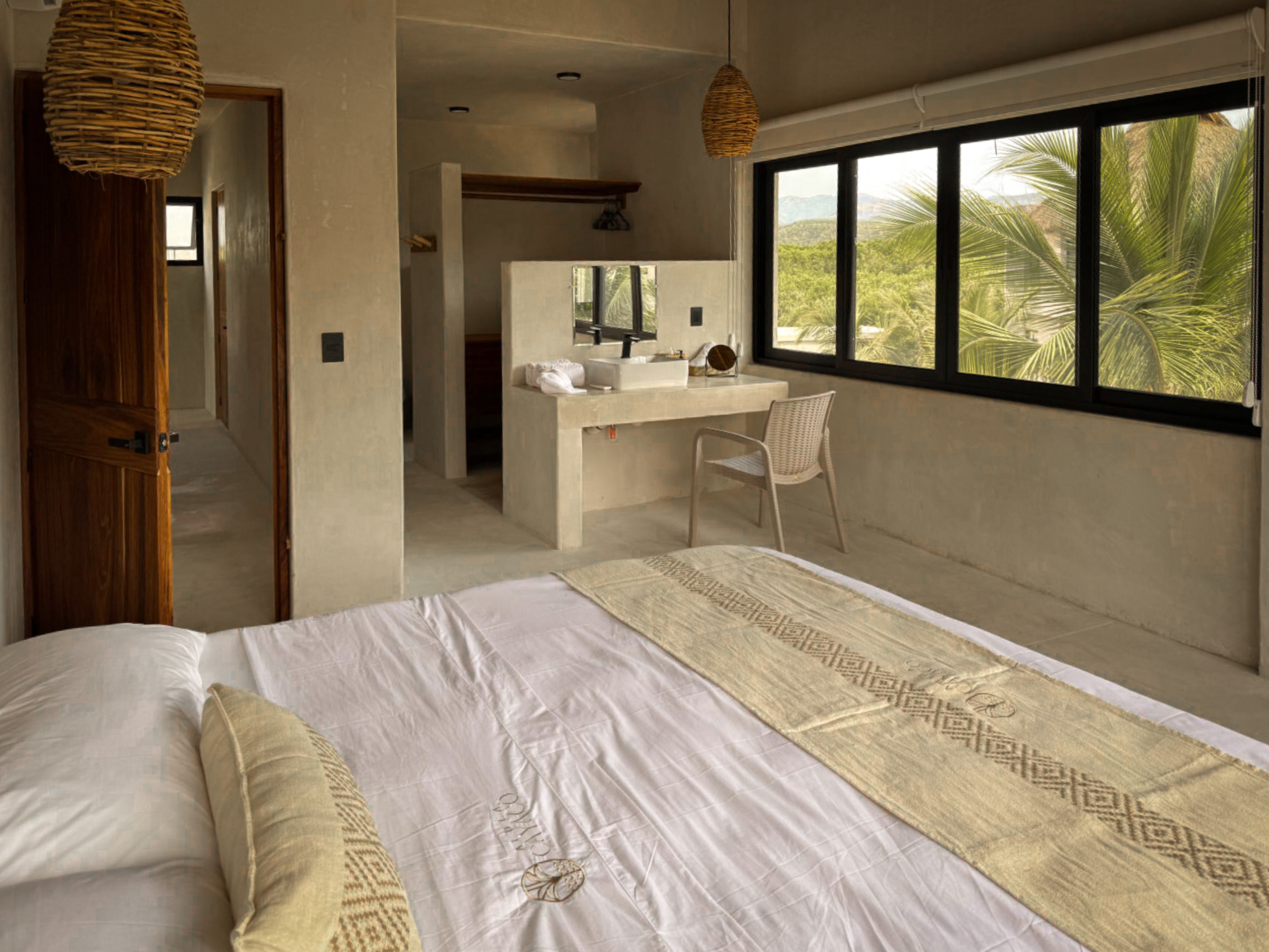 Suite con tocador integrado y ventanal tropical