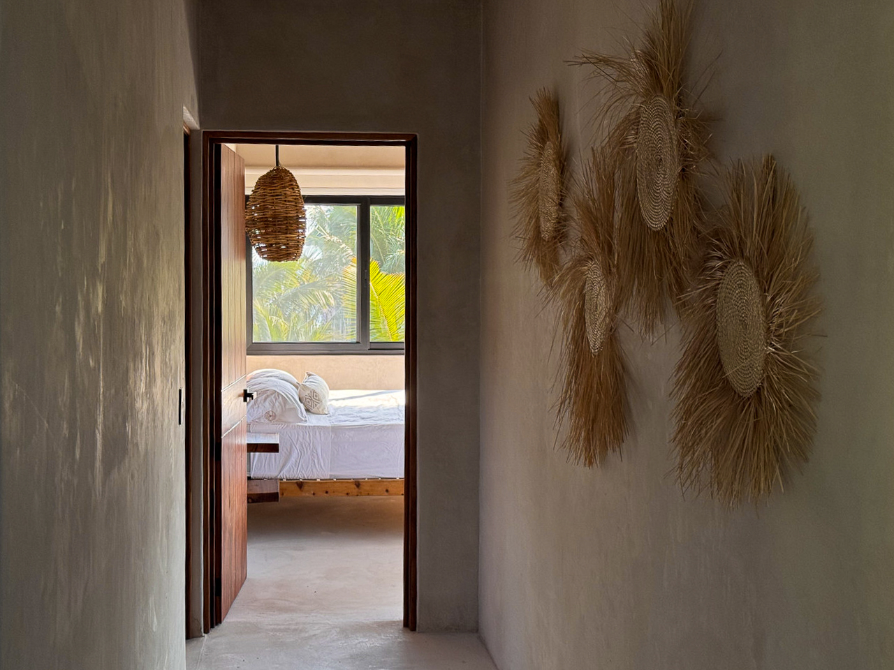 Pasillo con arte textil de fibras naturales