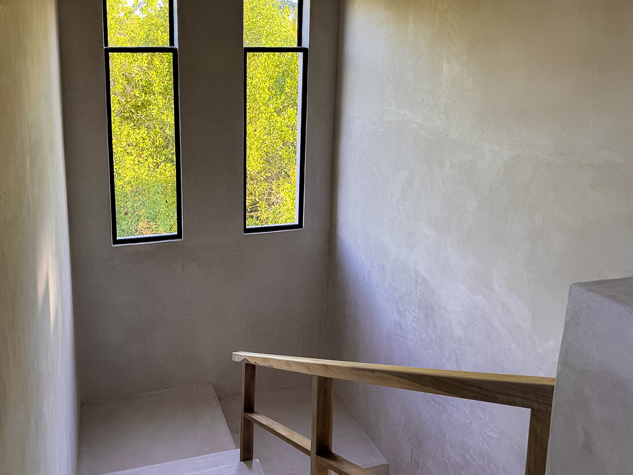 Escalera y barandal de madera junto al follaje