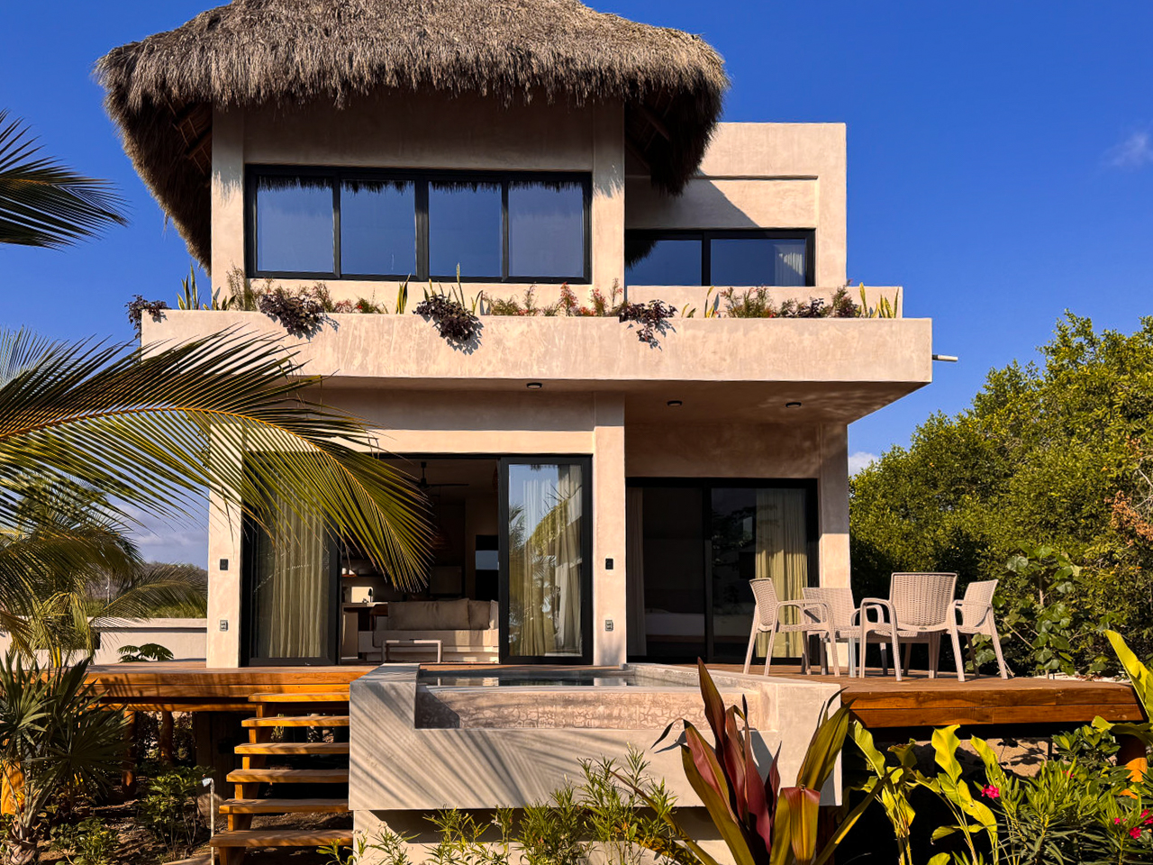 Fachada de Casa Manta con techo de palapa, terraza y alberca