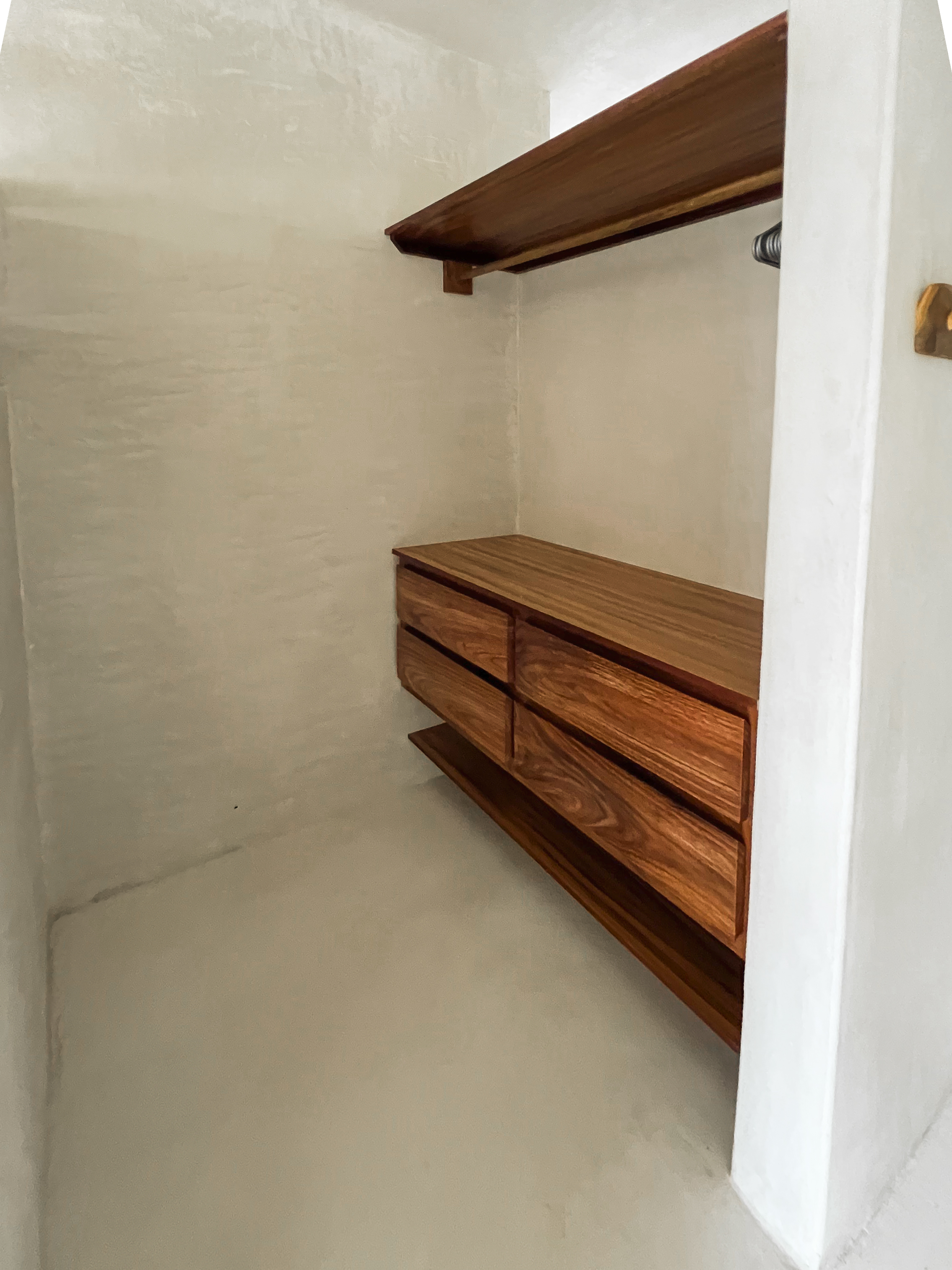 Vestidor con carpintería en parota