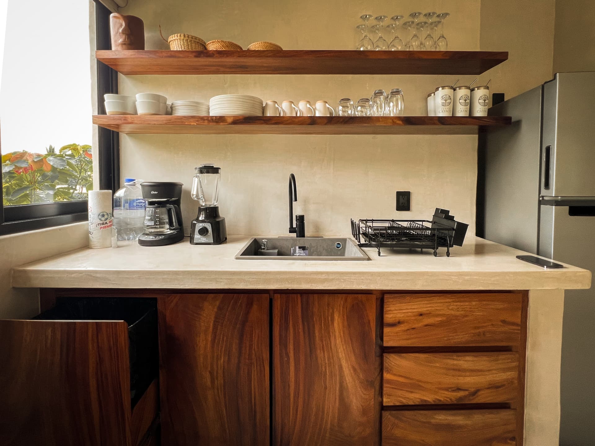 Cocina con repisas de madera y vajilla artesanal