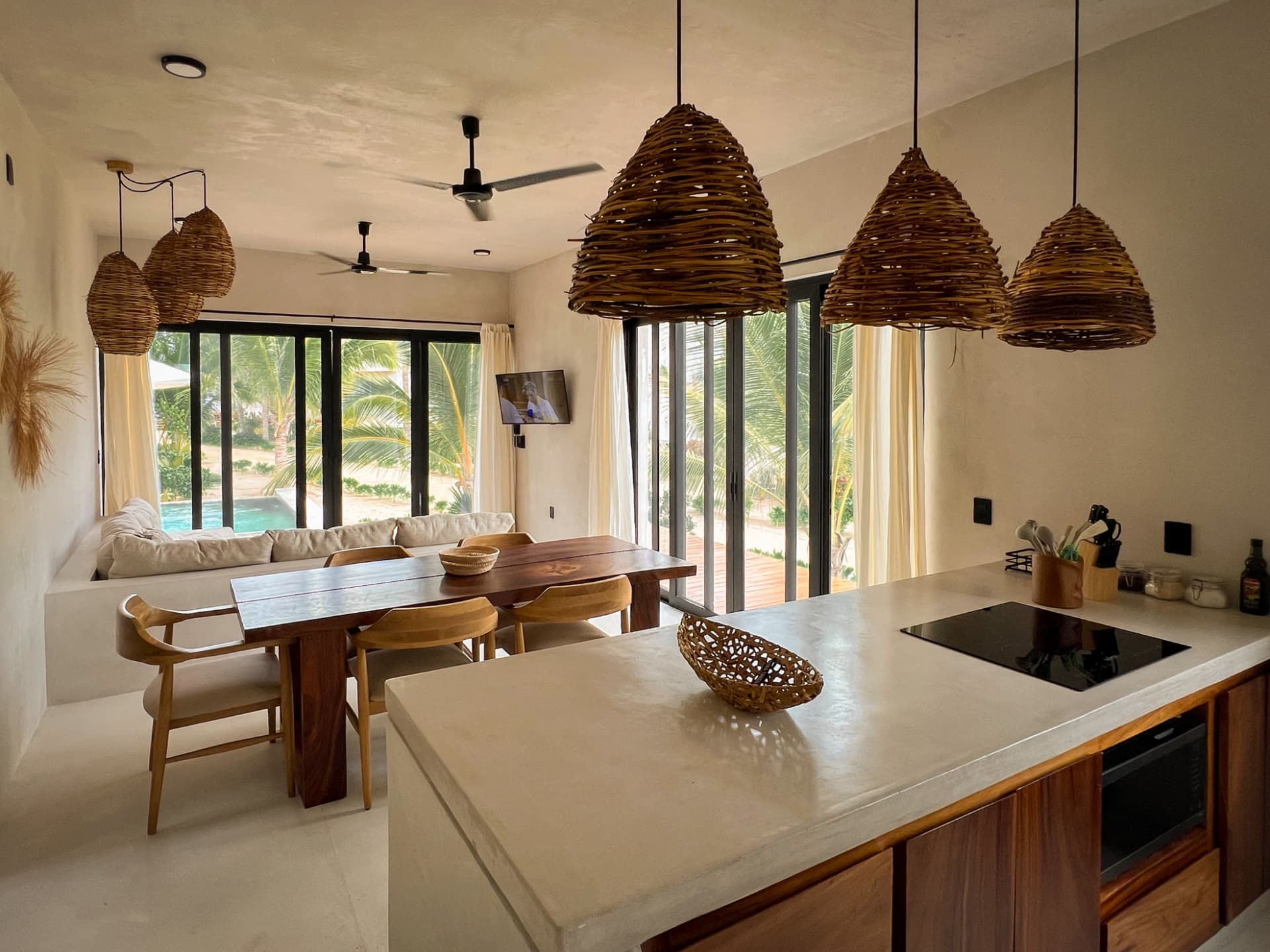Cocina y comedor con vista al jardín tropical