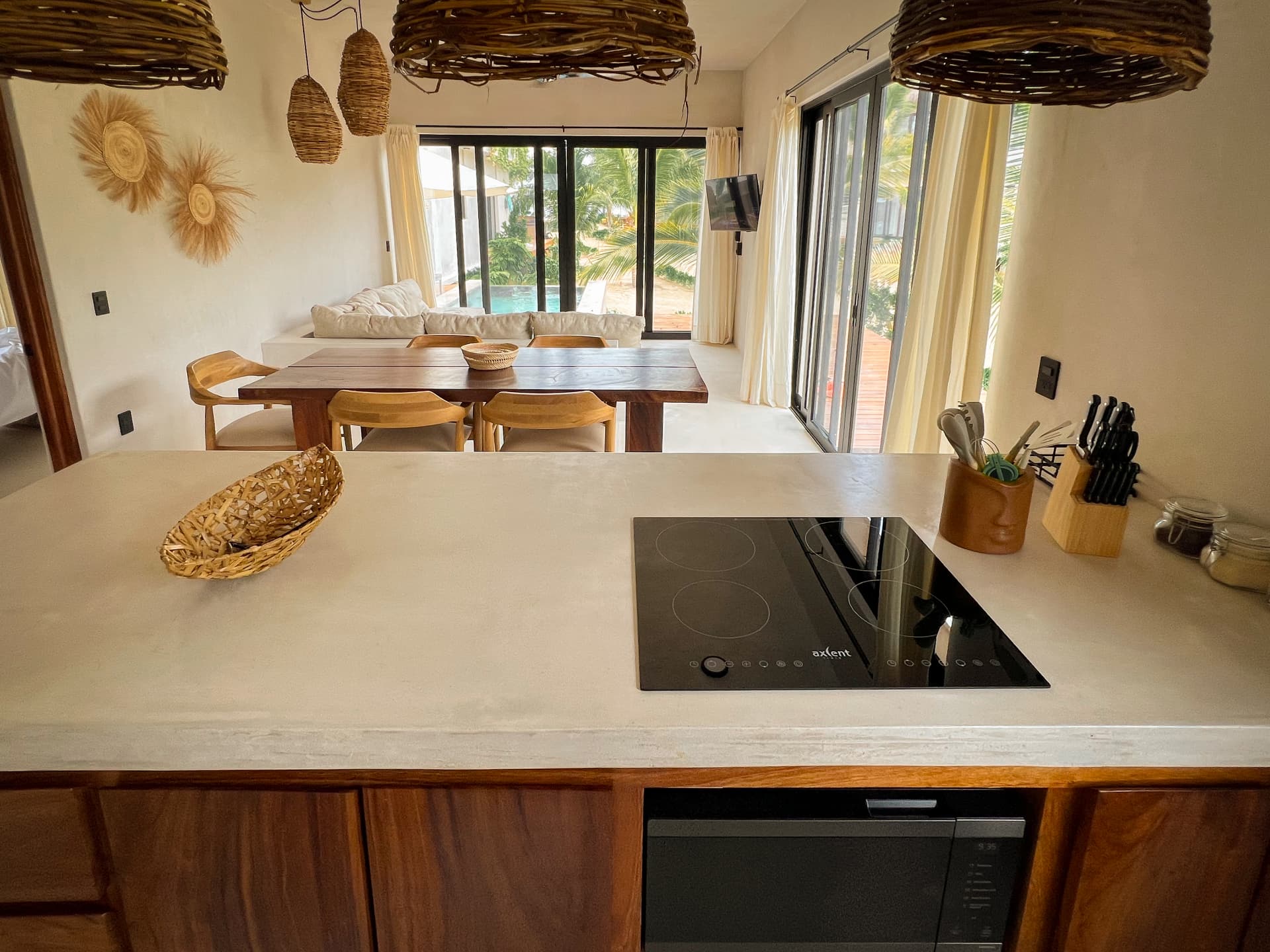 Cocina y comedor con puertas abiertas hacia la terraza