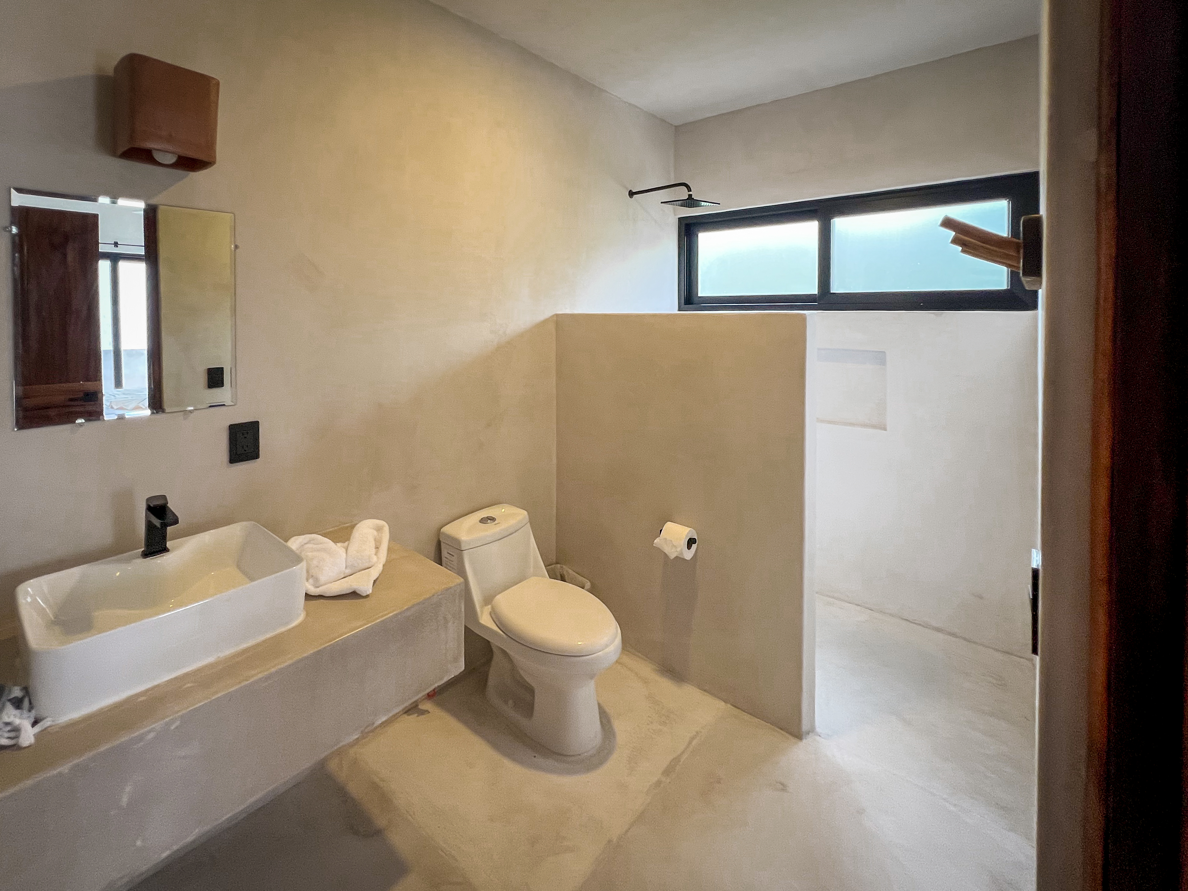 Baño en suite con acabados de microcemento